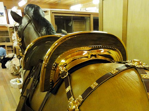 馬に金の装飾馬具を飾り付けしたところ