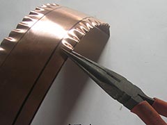 銅板の絞り加工しているところ