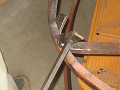 銅板をハンマーで叩いて彫金いるところ1
