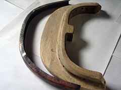 馬具と彫金されたものを組み合わせているところ