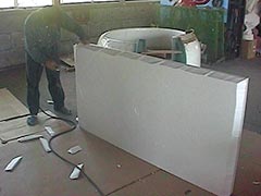 発泡スチロールをカットしている所