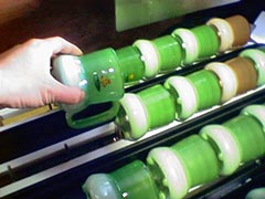 マグカップを並べている様子