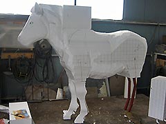 組み立てている状態の馬の造形