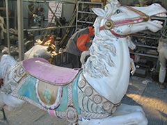 修理前のメリーゴーランドの馬