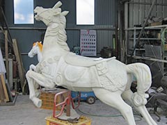 FRPの馬にパテ処理をしているところ