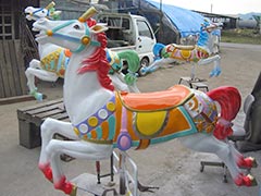 完成したメリーゴーランドの馬 width=