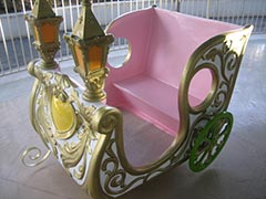 完成したメリーゴーランドの馬車