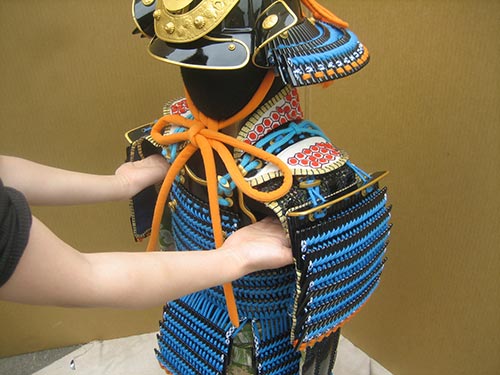 一橋徳川家の鎧兜のレプリカのアップ