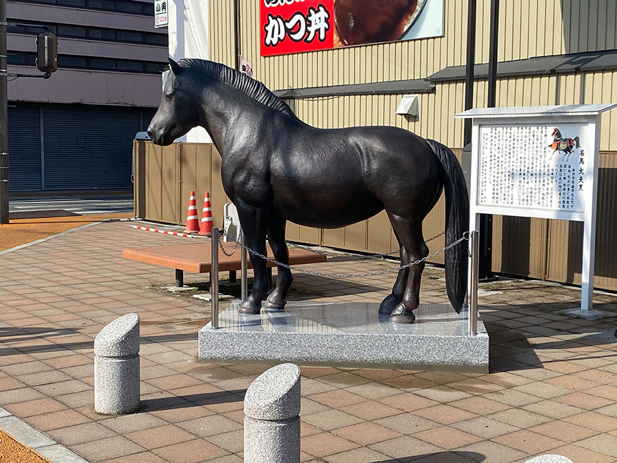 源義経の名馬「大夫黒」のモニュメント2