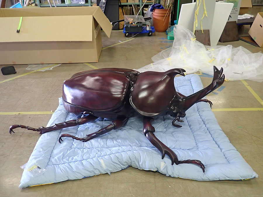 自立型のカブトムシの巨大模型2